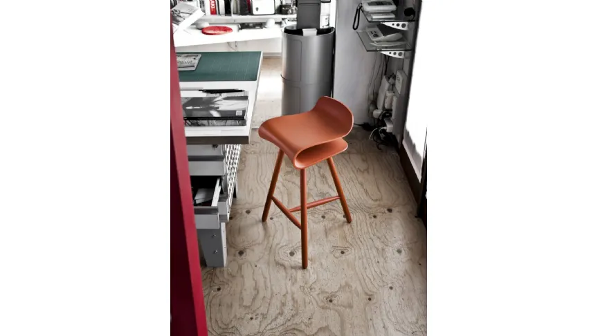 Sgabello dal sedile ergonomico e sinuoso in plastica PBT robusta e flessibile con gambe in metallo per esterno BCN Stool di Kristalia