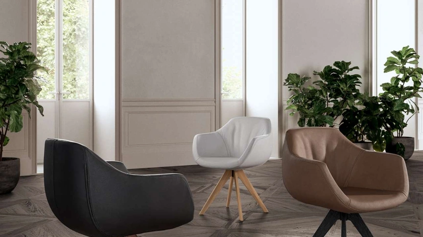 Sedia moderna con braccioli rivestita in pelle con base in legno Delia di Ozzio