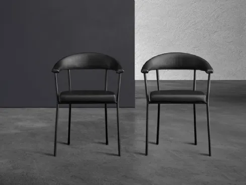 Sedia Director in ecopelle nera con struttura in tubolare metallico industrial di Devina Nais