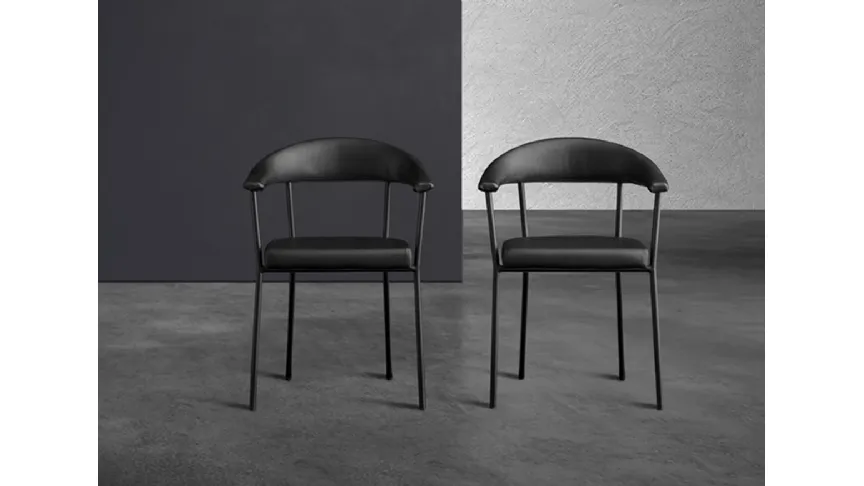Sedia Director in ecopelle nera con struttura in tubolare metallico industrial di Devina Nais