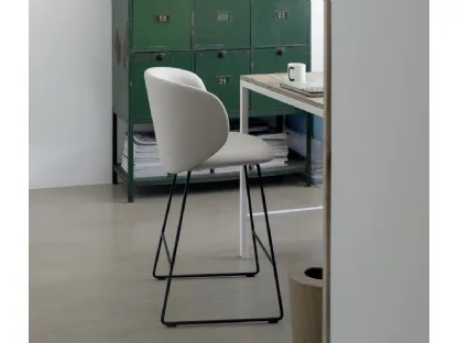 Sgabello Dua Stool in tessuto con struttura in metallo di Kristalia