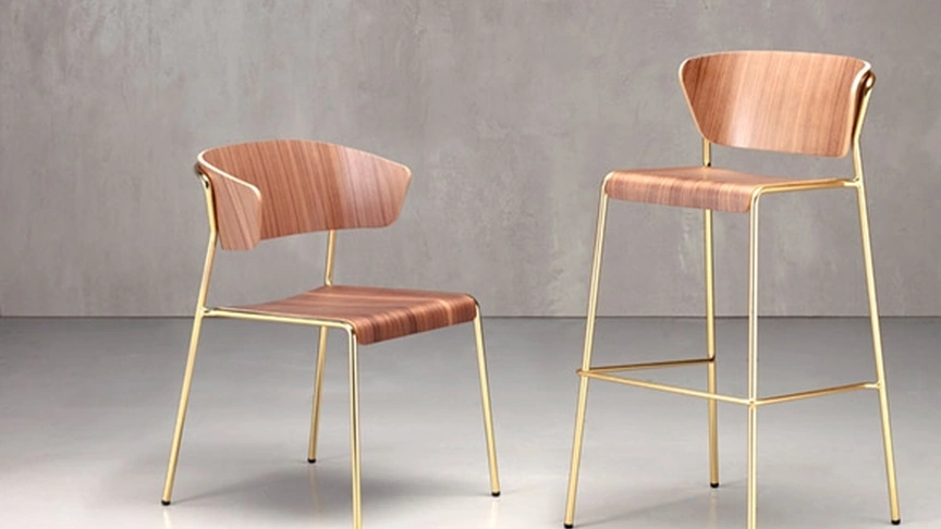 Sgabello in legno con struttura in tondino di acciaio finitura ottone Lisa Wood di Scab Design