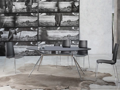 Sedia impilabile con scocca in polipropilene riciclabile rinforzato con fibra di vetro e struttura in acciaio tubolare cromato Mannequin di Scab Design