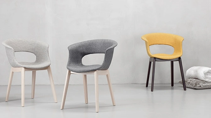 Sedia Miss B con scocca in tessuto e struttura in massello di faggio di Scab Design
