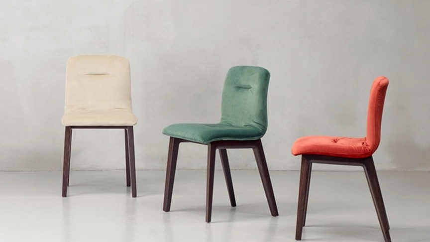 Sedia Natural Alice Pop con struttura in legno massello di faggio wengé e scocca imbottita e rivestita in velluto di Scab Design