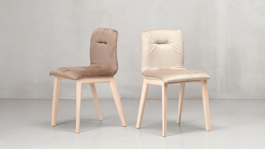 Sedia Natural Alice Pop con struttura in legno massello di faggio wengé e scocca imbottita e rivestita in tessuto di Scab Design