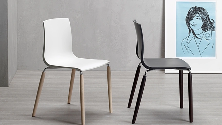 Sedia con scocca in tecnopolimero riciclabile e gambe in legno massello Natural Alice di Scab Design