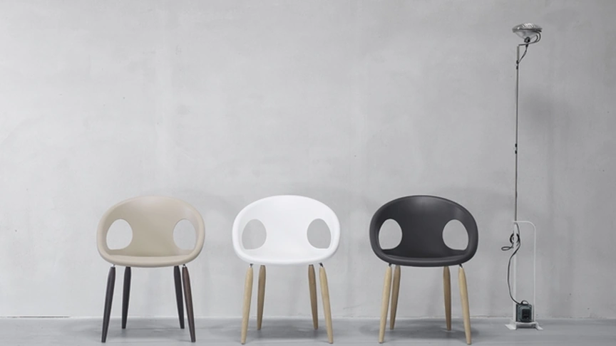 Sedia Natural Drop con scocca in tecnopolimero e gambe in legno massello di rovere naturale o di faggio tinto wengé di Scab Design