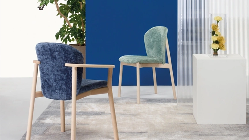 Sedia di design in legno rivestita in tessuto con o senza braccioli Natural Finn di Scab Design