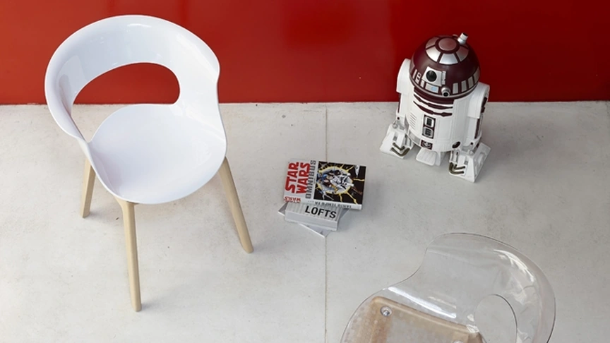 Sedia Natural Miss B Antishock con scocca in policarbonato bianco e telaio in faggio naturale di Scab Design