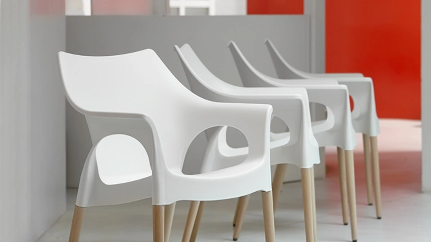 Sedia impilabile Natural Ola in polipropilene con gambe in faggio di Scab Design