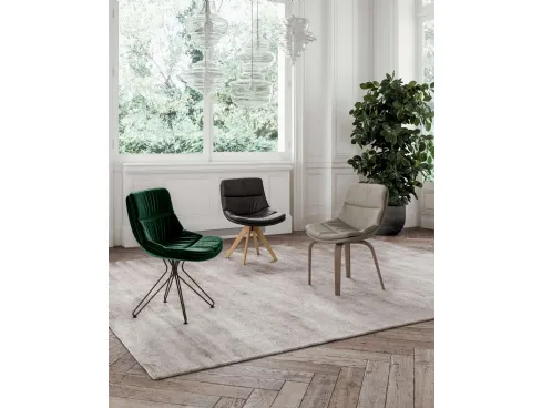 Sedia Sally in pelle imbottita e trapuntata con base in legno di Ozzio