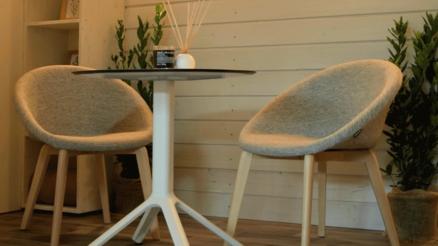 Sedia Natural Giulia Pop con telaio in legno massello e scocca in tessuto imbottito di Scab Design