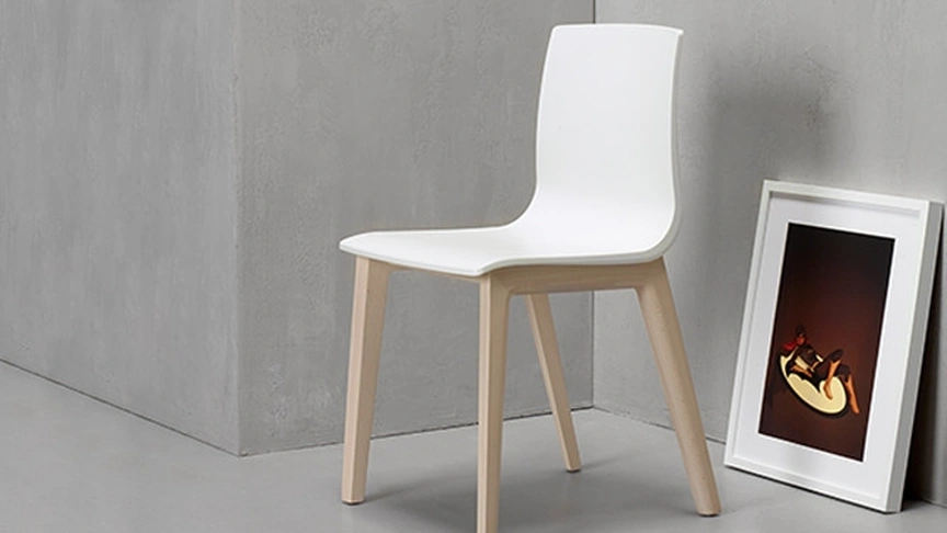Sedia Smilla in tecnopolimero con gambe in massello di faggio di Scab Design