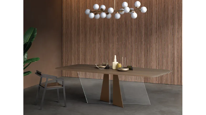 Tavolo Copenhagen con piano in Rovere, bordo a saponetta e arrotondato con base in vetro e ferro di Devina Nais