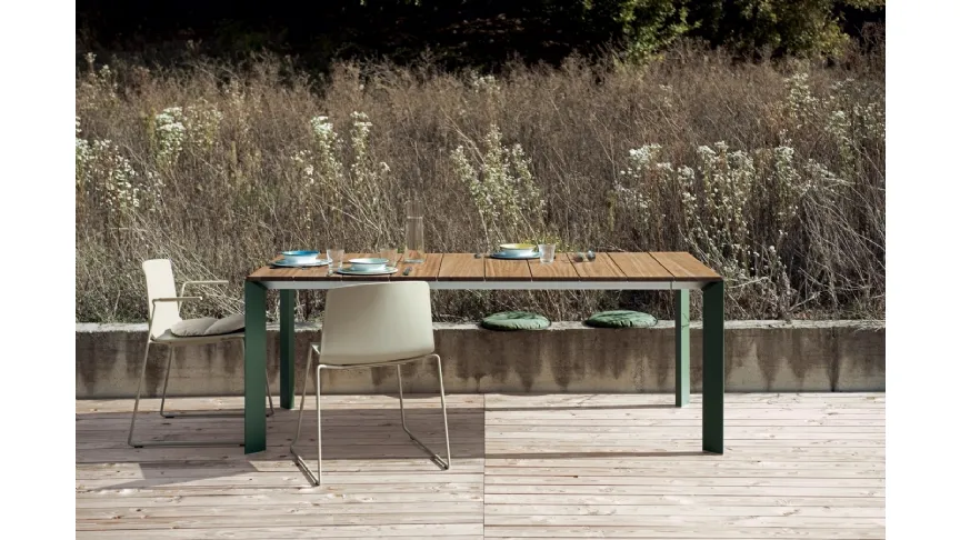 Tavolo da esterno con piano a doghe in Teak e gambe in alluminio verniciato Nori Slatted di Kristalia