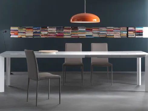 Tavolo allungabile Manhattan con piano in Cristallo laccato e struttura in alluminio di Riflessi