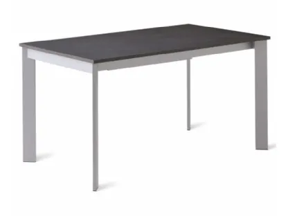 Tavolo Sigma con top in laminato e gambe in metallo di Veneta Cucine