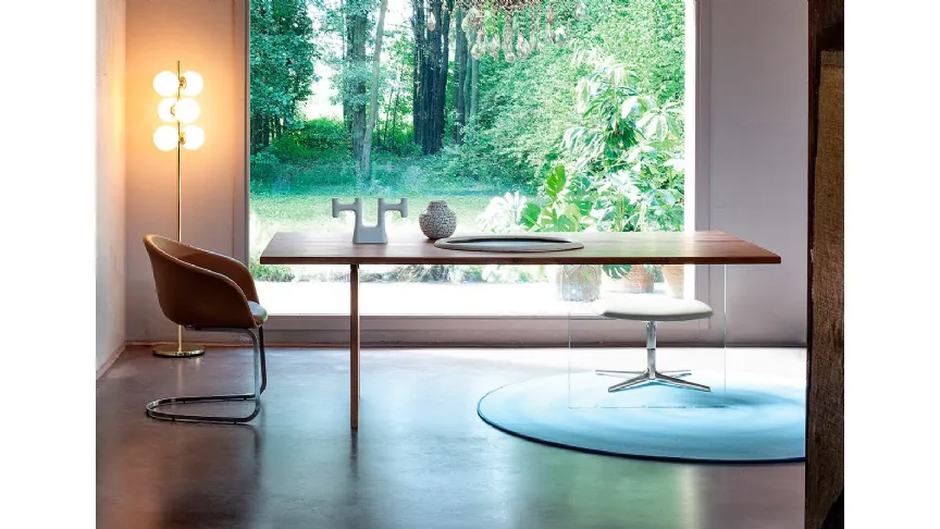 Tavolo Smart in massello di Rovere con gambe in vetro e legno di Devina Nais