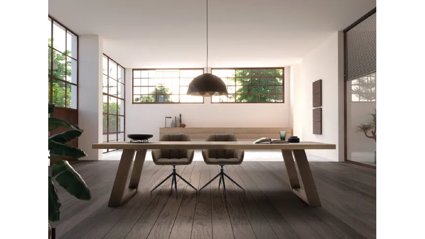 Tavolo Wood in legno massello di Rovere con base in ferro di Devina Nais