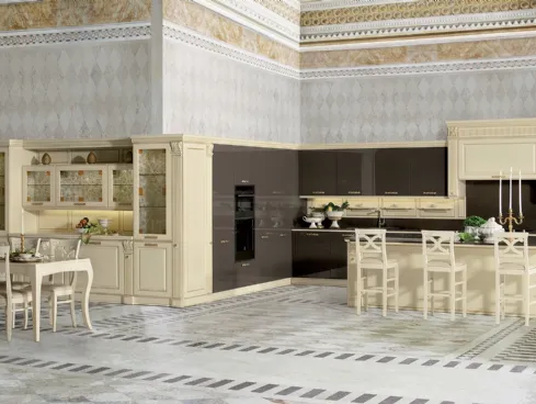 Cucina Classica angolare con isola Mirabeau in laccato Chantilly e Marrone di Veneta Cucine