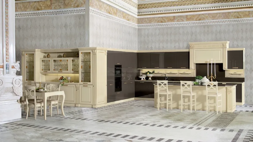 Cucina Classica angolare con isola Mirabeau in laccato Chantilly e Marrone di Veneta Cucine