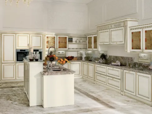 Cucina Classica con isola Mirabeau in laccato Chantilly di Veneta Cucine