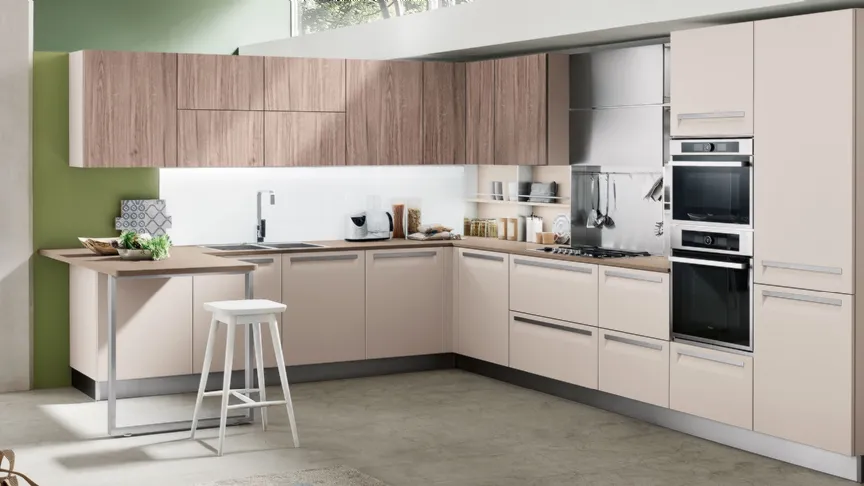 Cucina Moderna Carrera angolare con penisola in laccato Beige di Veneta Cucine
