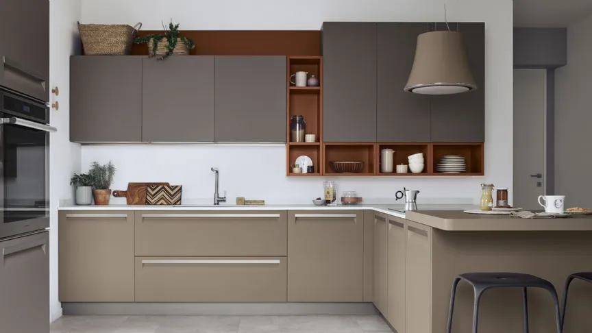 Cucina Moderna Carrera con penisola in laccato Malto e Gianduia di Veneta Cucine