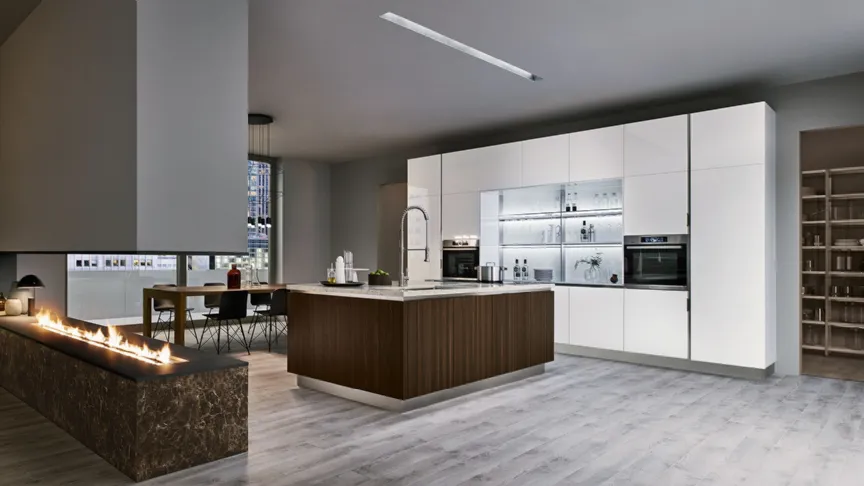 Cucina Moderna Extra in laccato lucido Bianco Puro con isola in Rovere Botte di Veneta Cucine