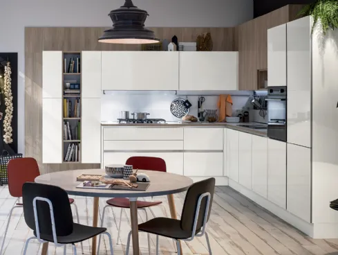 Cucina Moderna Like angolare in laccato lucido Bianco Burro e Olmo Neutro di Veneta Cucine