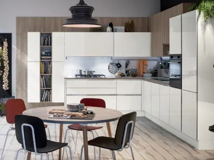 Cucina Moderna Like angolare in laccato lucido Bianco Burro e Olmo Neutro di Veneta Cucine
