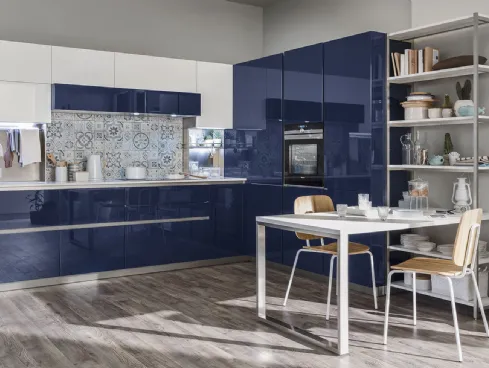 Cucina Moderna Lounge angolare in laccato lucido Blu Navy e Bianco Puro di Veneta Cucine