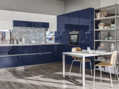 Cucina Moderna Lounge angolare in laccato lucido Blu Navy e Bianco Puro di Veneta Cucine