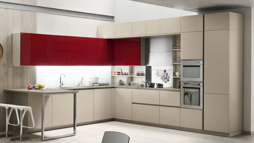 Cucina Moderna Lounge angolare con penisola in laccato Beige Ecru opaco e Rosso Veneziano lucido di Veneta Cucine
