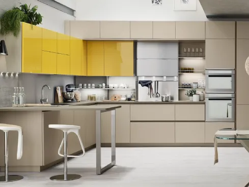 Cucina Moderna Lounge angolare con penisola in laccato Beige Ecru opaco e Giallo Girasole lucido di Veneta Cucine
