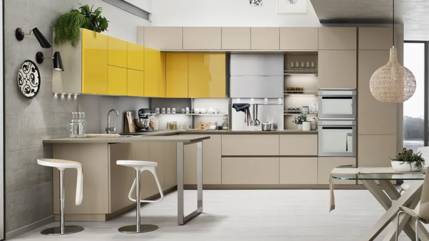 Cucina Moderna Lounge 13 angolare con penisola in laccato Beige Ecru opaco e Giallo Girasole lucido di Veneta Cucine