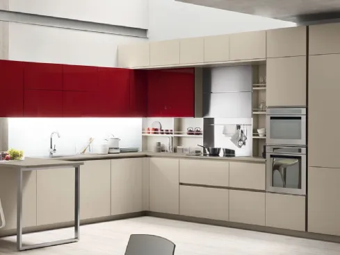 Cucina Moderna Lounge angolare con penisola in laccato Beige Ecru opaco e Rosso Veneziano lucido di Veneta Cucine