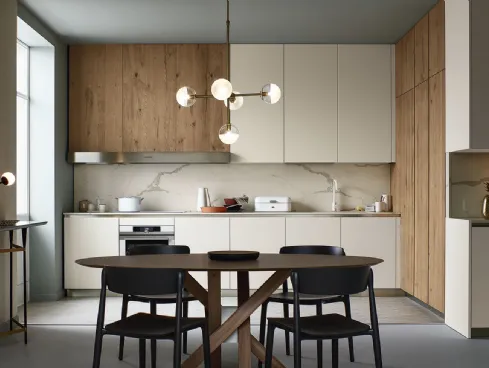 Cucina Moderna lineare Lounge in Fenix Bianco Kos e Rovere nodoso chiaro di Veneta Cucine