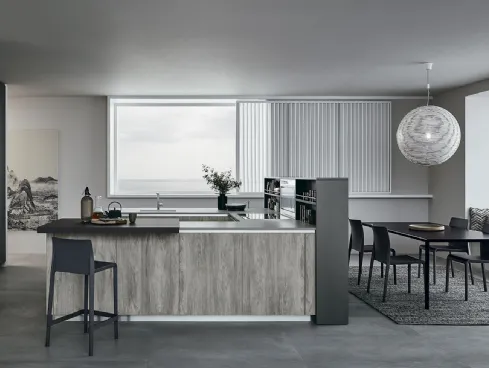 Cucina Moderna con isola Lounge in laccato Pro Metallo Liquido Mercurio e Quercia Grigio di Veneta Cucine