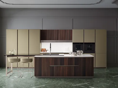 Cucina Moderna con isola Lounge 05 in Vetro laccato opaco Verde e Canneté Rovere Scuro di Veneta Cucine