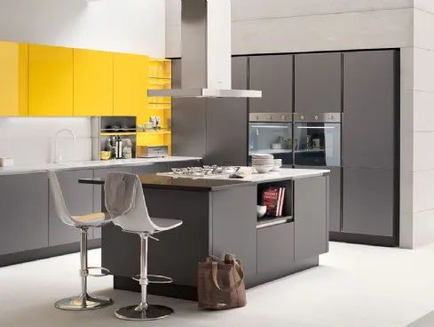 Cucina Moderna Oyster con isola  in laccato metallo liquido Mercurio e pensili in laccato lucido Giallo Girasole di Veneta Cucine