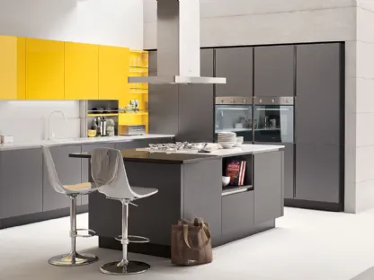 Cucina Moderna Oyster con isola  in laccato metallo liquido Mercurio e pensili in laccato lucido Giallo Girasole di Veneta Cucine
