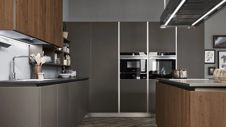 Cucina Moderna Ri-flex 02 con isola in Olmo antico e vetro laccato opaco Marrone Oliva di Veneta Cucine