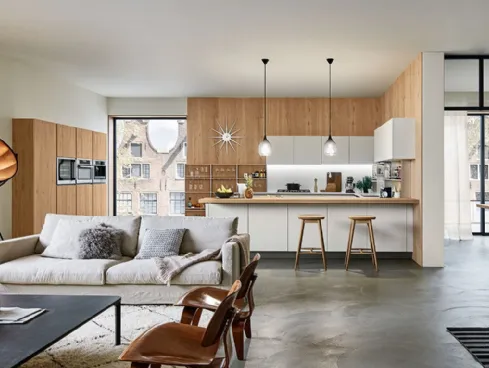Cucina Moderna angolare con penisola Ri flex in Rovere nodoso chiaro e vetro laccato opaco Bianco Puro di Veneta Cucine