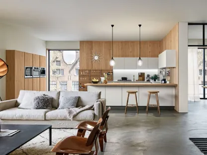 Cucina Moderna Ri flex angolare in Rovere nodoso chiaro e vetro laccato opaco Bianco Puro di Veneta Cucine