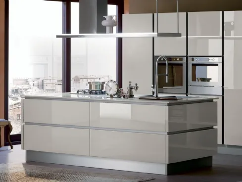 Cucina Moderna Ri flex con isola in vetro laccato lucido Grigio Corda di Veneta Cucine