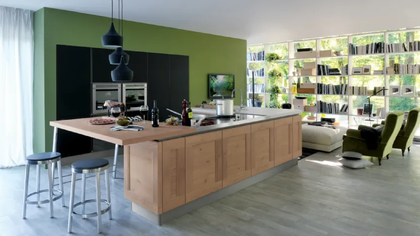Cucina Moderna Ri flex con penisola in Rovere vecchio e vetro laccato Nero opaco di Veneta Cucine