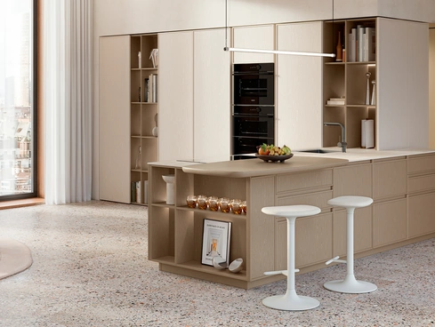 Cucina Moderna con penisola Sakura 19 in Frassino laccato Marrone e Crema di Veneta Cucine