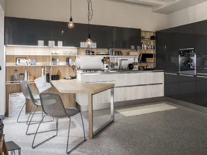 Cucina Moderna Start Time con penisola in finitura Play Rovere chiaro e medio e Grigio Atlantico lucido di Veneta Cucine